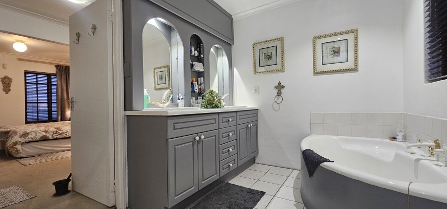 5 Bedroom Property for Sale in Myburgh Park Western Cape